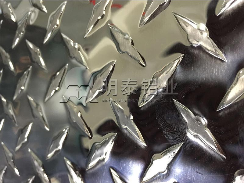 鋁板廠家_工廠廠房用防滑一條筋花紋鋁板卷價格多少錢？